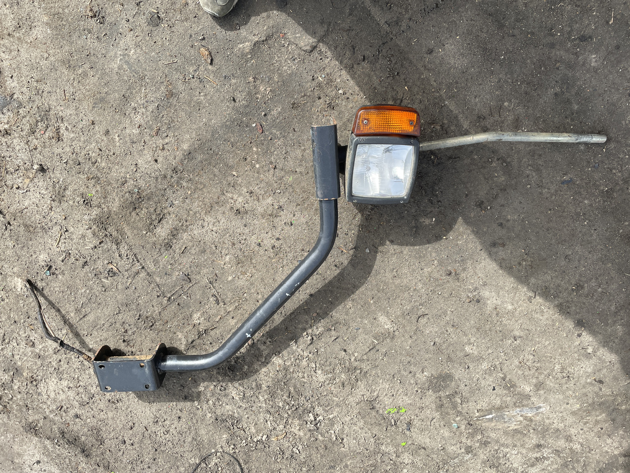 Deuzt-Fahr Agrovector 30.7 - lampy przednie reflektor - פנס קדמי עבור מכונה חקלאית: תמונה 2 Deuzt-Fahr Agrovector 30.7 - lampy przednie reflektor - פנס קדמי עבור מכונה חקלאית: תמונה 2