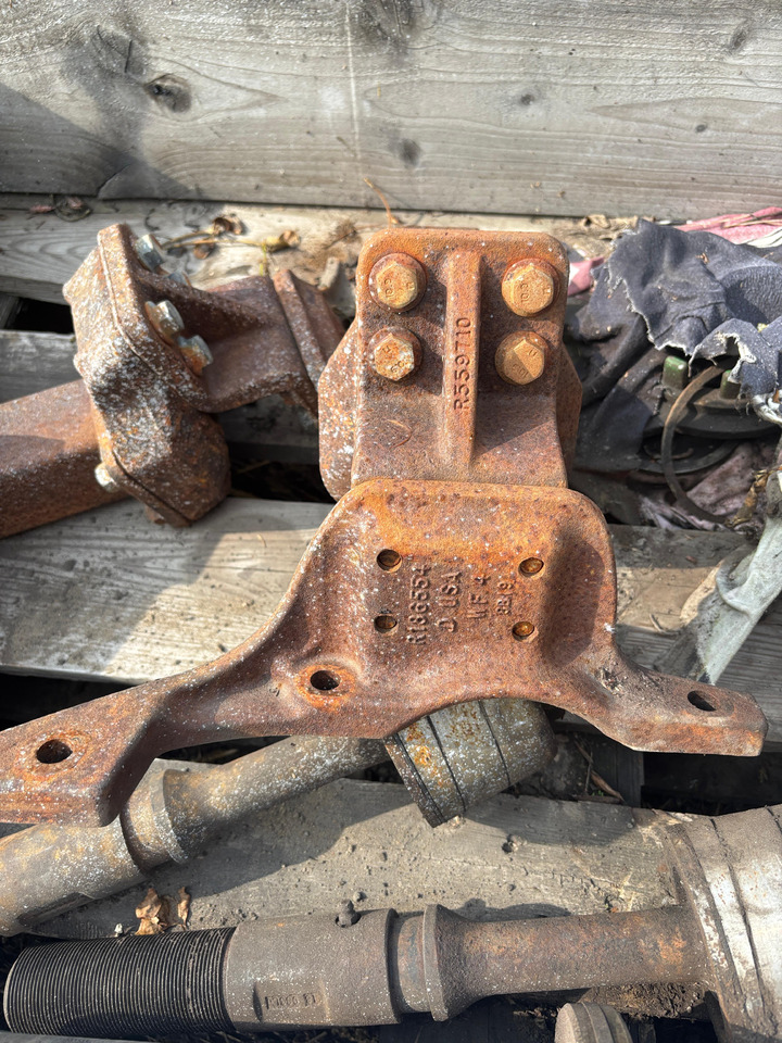 JOHN DEERE Lewy wspornik błotnika Przedłużenie podstawy R186554 R559710 - גוף וחלק חיצוני עבור מכונה חקלאית: תמונה 1 JOHN DEERE Lewy wspornik błotnika Przedłużenie podstawy R186554 R559710 - גוף וחלק חיצוני עבור מכונה חקלאית: תמונה 1