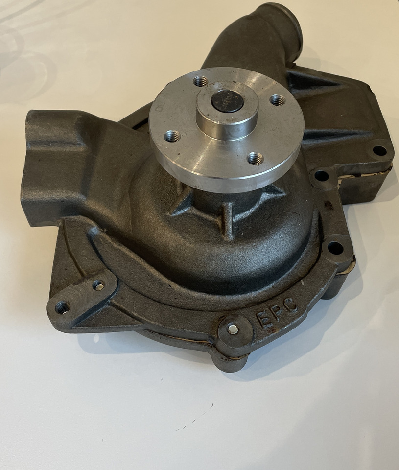 John Deere 4030 4230 4040 4240 4440 - pompa wody AR98549 - משאבת נוזל קירור עבור מכונה חקלאית: תמונה 1 John Deere 4030 4230 4040 4240 4440 - pompa wody AR98549 - משאבת נוזל קירור עבור מכונה חקלאית: תמונה 1