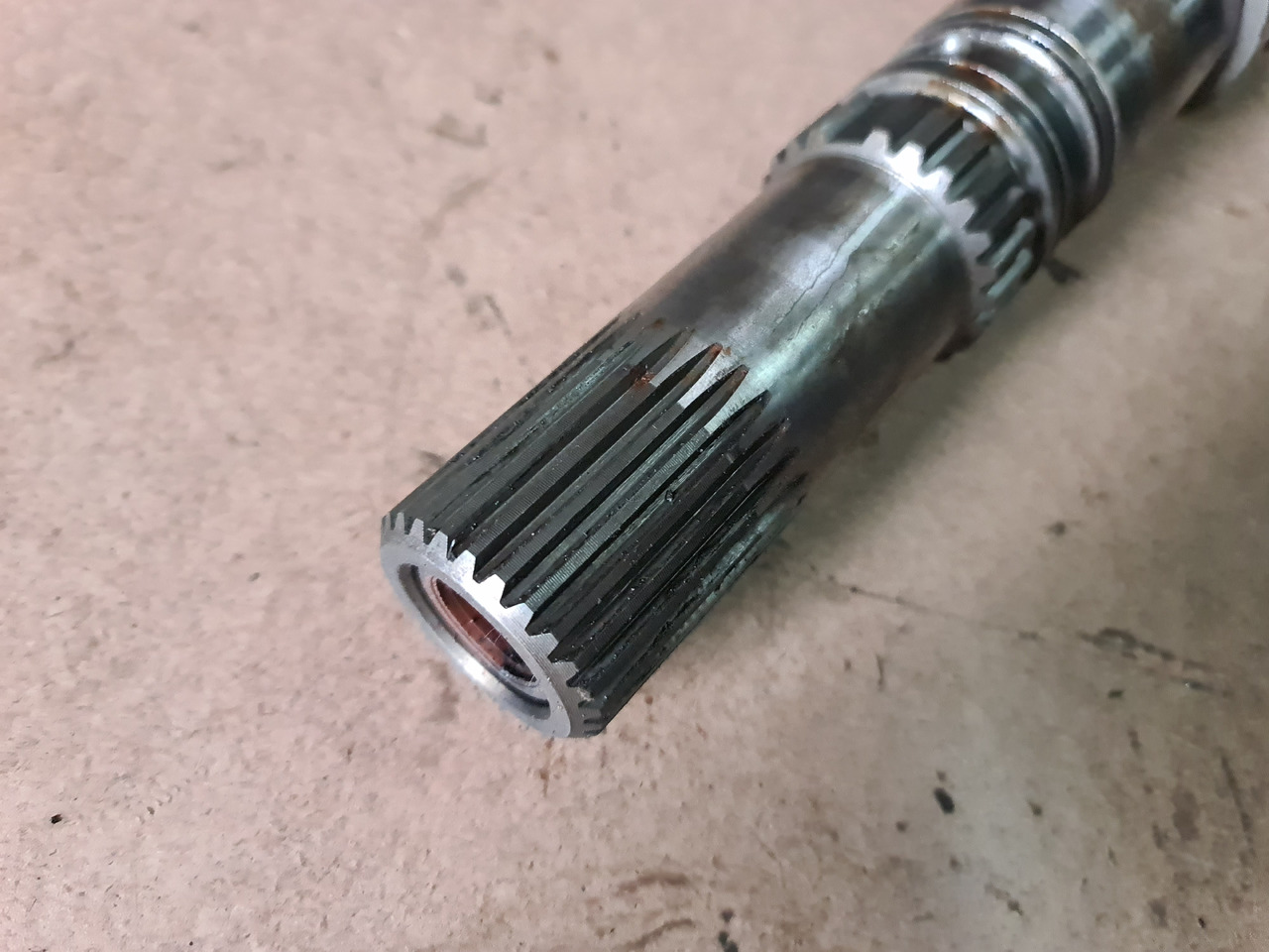 John Deere 4650, 4850 Wał Skrzyni Biegów z Pierścieniem R119550 JD9002 - גל הנעה עבור מכונה חקלאית: תמונה 2 John Deere 4650, 4850 Wał Skrzyni Biegów z Pierścieniem R119550 JD9002 - גל הנעה עבור מכונה חקלאית: תמונה 2