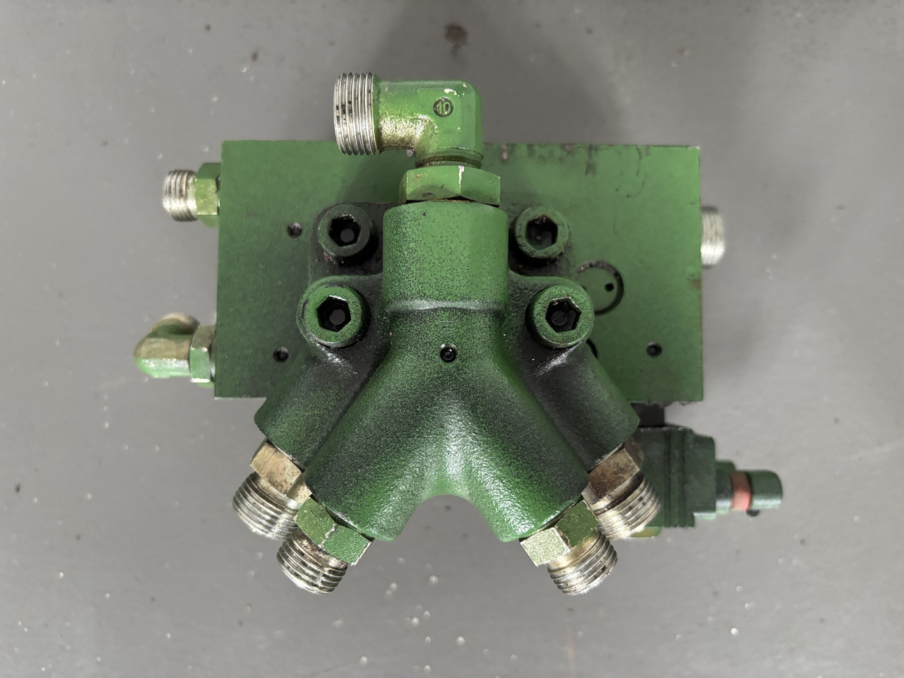 John Deere 6010 6110 6210 6310 6410 Blok Zaworowy TLS AL116954 - שסתום הידרולי עבור מכונה חקלאית: תמונה 2 John Deere 6010 6110 6210 6310 6410 Blok Zaworowy TLS AL116954 - שסתום הידרולי עבור מכונה חקלאית: תמונה 2