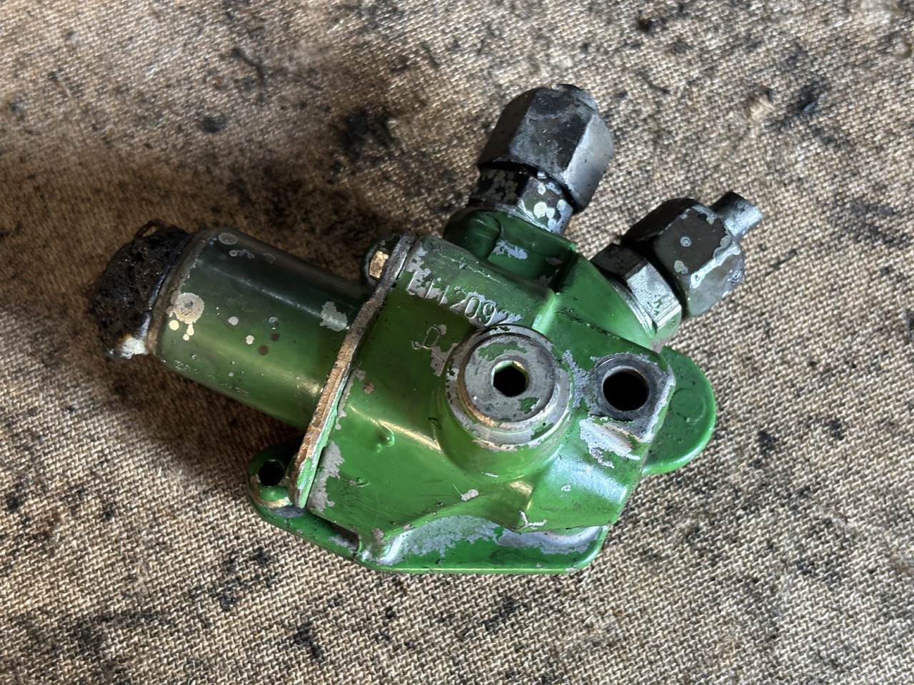 John Deere 6010 6110 6210 6506 6600 Obudowa zaworu elektromagnetycznego L112092 - שסתום הידרולי עבור מכונה חקלאית: תמונה 1 John Deere 6010 6110 6210 6506 6600 Obudowa zaworu elektromagnetycznego L112092 - שסתום הידרולי עבור מכונה חקלאית: תמונה 1