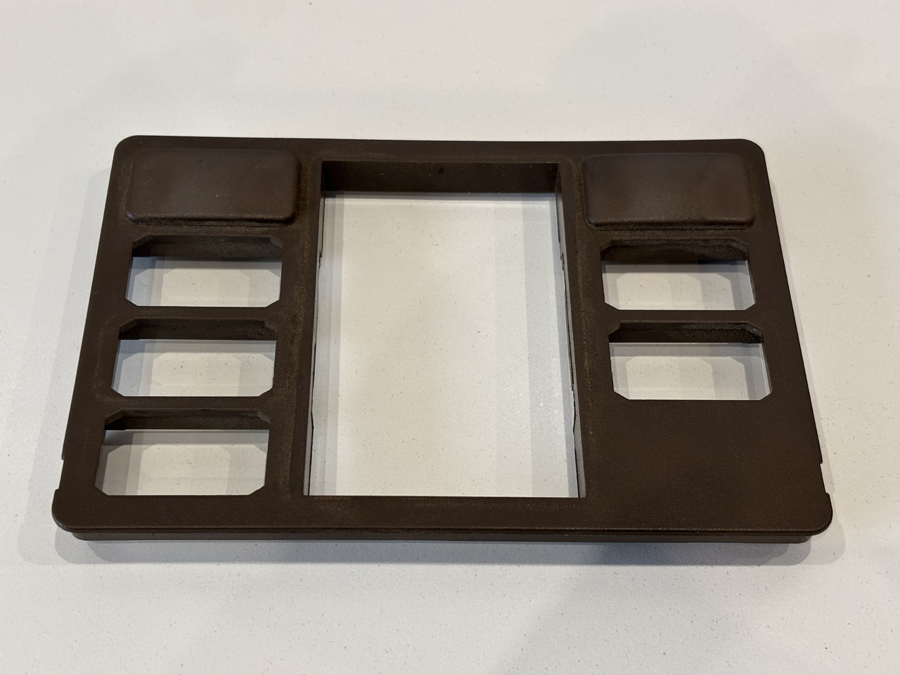 John Deere 6110 6210 Płytka Obudowa Ramka L113568 - תא ופנים הרכב עבור מכונה חקלאית: תמונה 1 John Deere 6110 6210 Płytka Obudowa Ramka L113568 - תא ופנים הרכב עבור מכונה חקלאית: תמונה 1