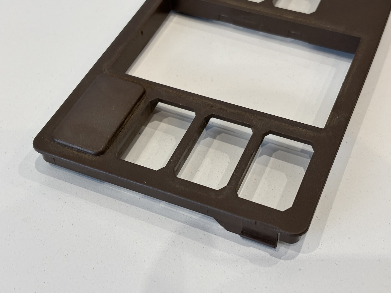 John Deere 6110 6210 Płytka Obudowa Ramka L113568 - תא ופנים הרכב עבור מכונה חקלאית: תמונה 2 John Deere 6110 6210 Płytka Obudowa Ramka L113568 - תא ופנים הרכב עבור מכונה חקלאית: תמונה 2