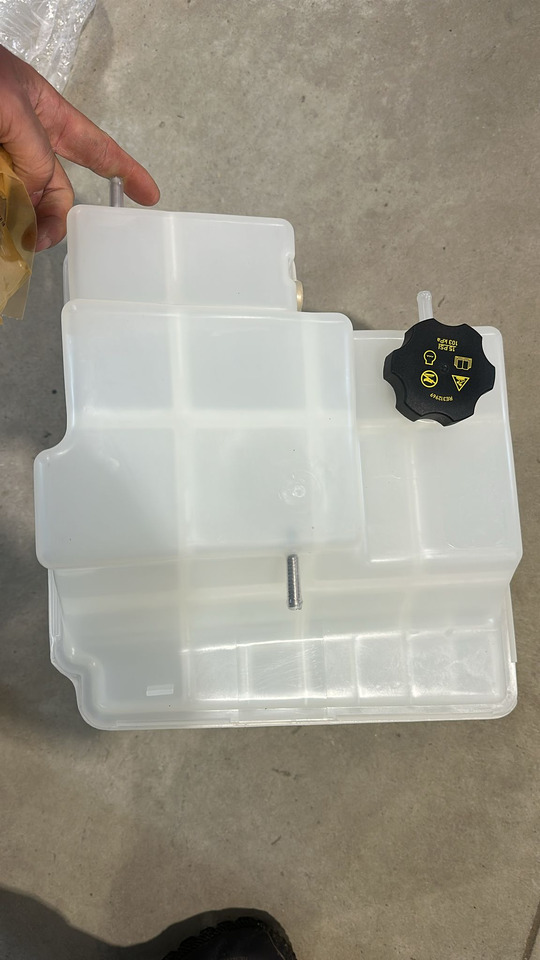 John Deere 7R 7210R 7270R 7230R 7250R 7310R Zbiornik chłodnicy Zbiornik Płynu RE579843 NOWY - מכל הרחבה עבור מכונה חקלאית: תמונה 4 John Deere 7R 7210R 7270R 7230R 7250R 7310R Zbiornik chłodnicy Zbiornik Płynu RE579843 NOWY - מכל הרחבה עבור מכונה חקלאית: תמונה 4