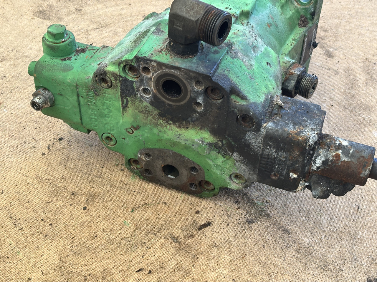 John Deere 8200 8300 8400 8500 Silnik hydrauliczny AXE83863 - מנוע הידרולי עבור מכונה חקלאית: תמונה 2 John Deere 8200 8300 8400 8500 Silnik hydrauliczny AXE83863 - מנוע הידרולי עבור מכונה חקלאית: תמונה 2