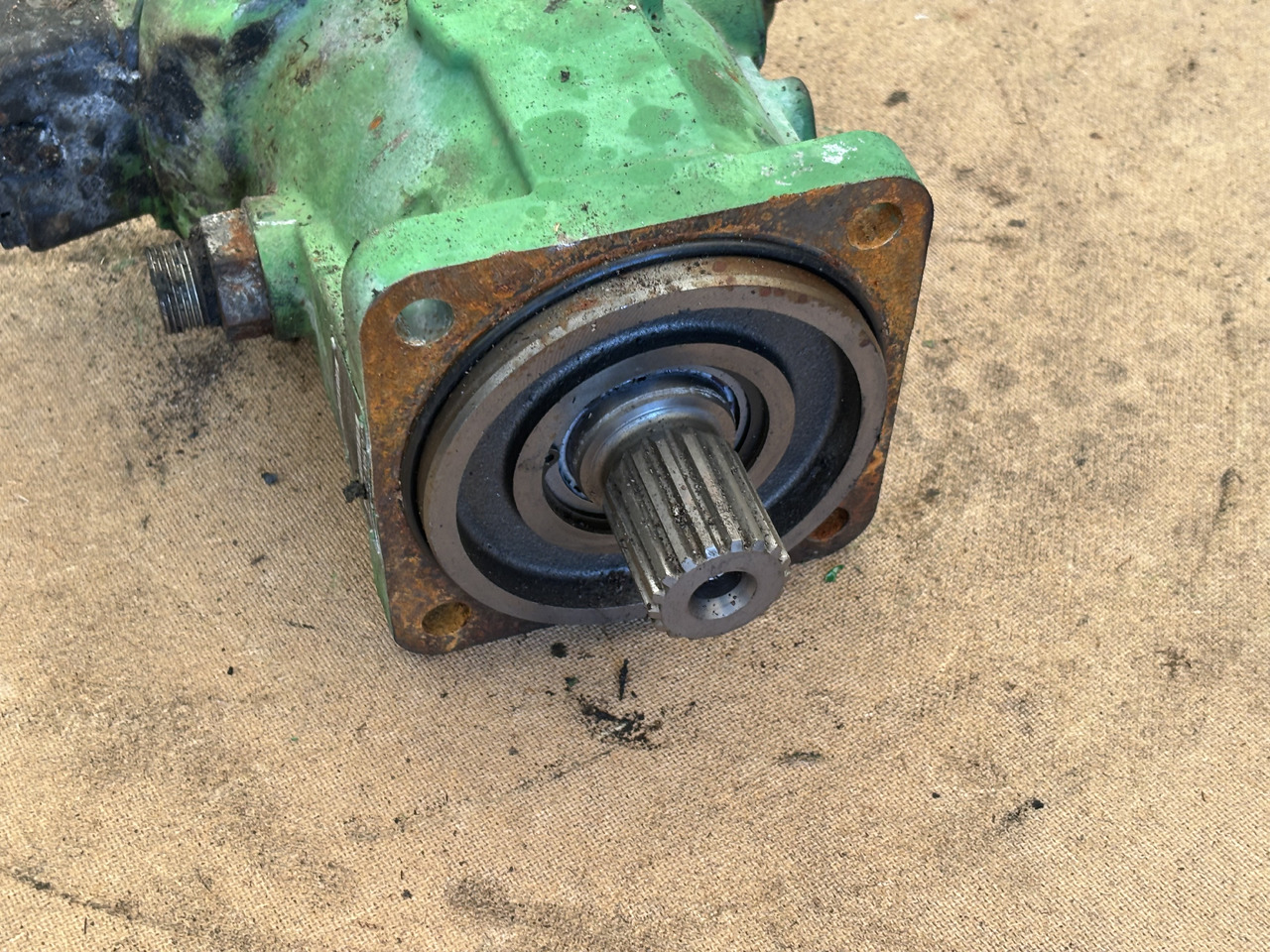 John Deere 8200 8300 8400 8500 Silnik hydrauliczny AXE83863 - מנוע הידרולי עבור מכונה חקלאית: תמונה 3 John Deere 8200 8300 8400 8500 Silnik hydrauliczny AXE83863 - מנוע הידרולי עבור מכונה חקלאית: תמונה 3