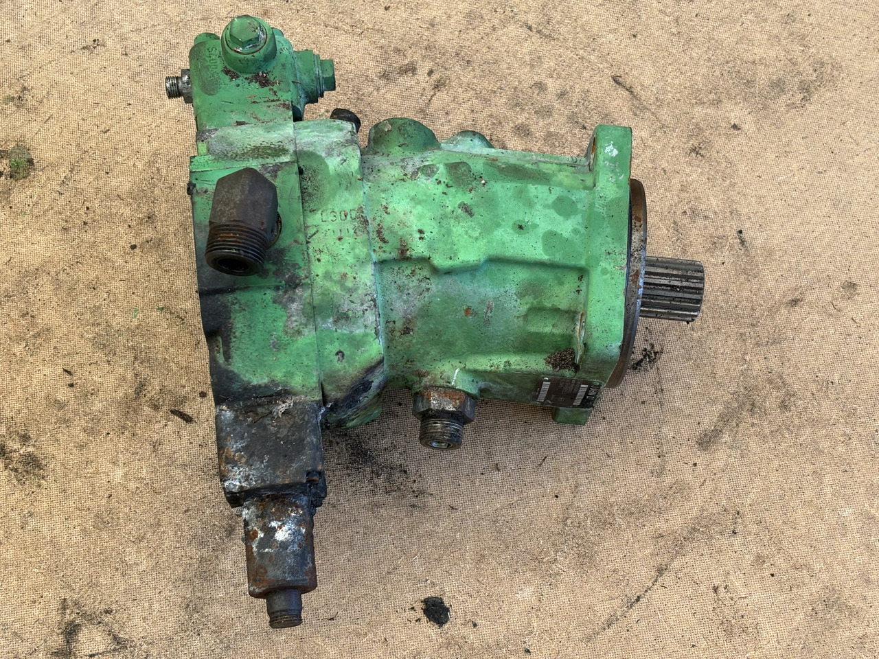 John Deere 8200 8300 8400 8500 Silnik hydrauliczny AXE83863 - מנוע הידרולי עבור מכונה חקלאית: תמונה 1 John Deere 8200 8300 8400 8500 Silnik hydrauliczny AXE83863 - מנוע הידרולי עבור מכונה חקלאית: תמונה 1