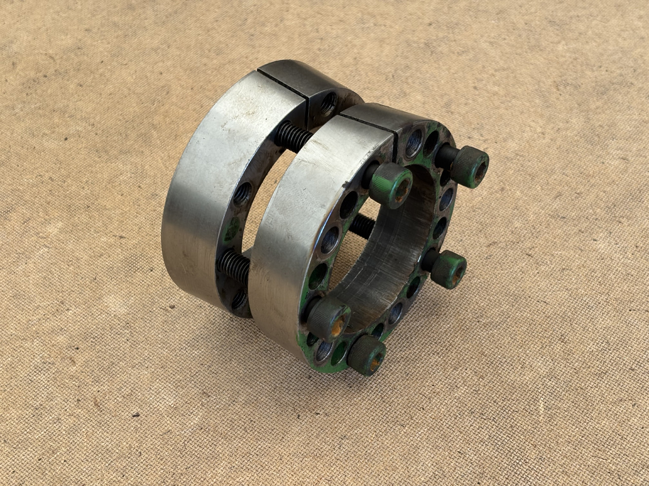 John Deere 8200 8400 8600 9600 Piasta koła pasowego głowicy tnącej AZ103733 - רכזת גלגלים עבור מכונה חקלאית: תמונה 1 John Deere 8200 8400 8600 9600 Piasta koła pasowego głowicy tnącej AZ103733 - רכזת גלגלים עבור מכונה חקלאית: תמונה 1