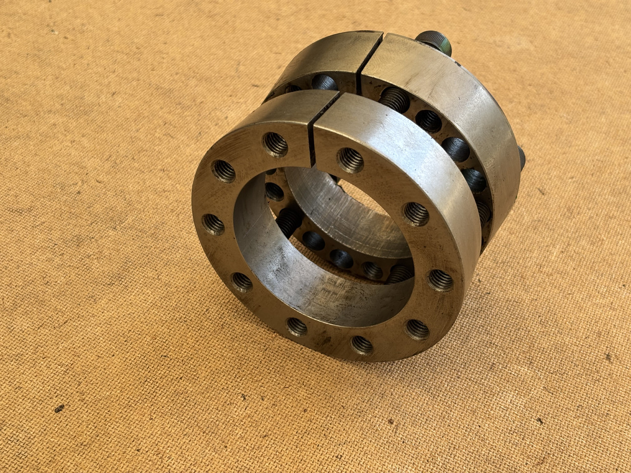 John Deere 8200 8400 8600 9600 Piasta koła pasowego głowicy tnącej AZ103733 - רכזת גלגלים עבור מכונה חקלאית: תמונה 2 John Deere 8200 8400 8600 9600 Piasta koła pasowego głowicy tnącej AZ103733 - רכזת גלגלים עבור מכונה חקלאית: תמונה 2