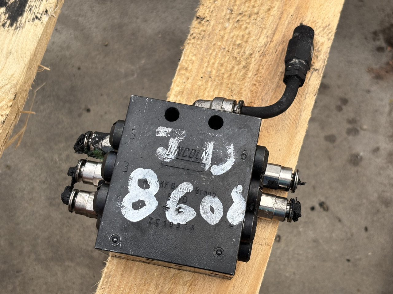 John Deere 8600 Rozdzielacz Hydrauliczny - שסתום הידרולי עבור מכונה חקלאית: תמונה 2 John Deere 8600 Rozdzielacz Hydrauliczny - שסתום הידרולי עבור מכונה חקלאית: תמונה 2