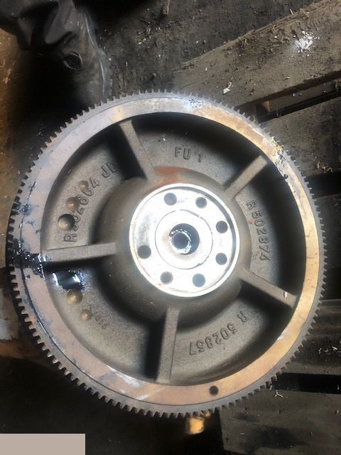 John Deere R502857 - Koło Zamachowe - גלגל תנופה עבור מכונה חקלאית: תמונה 1 John Deere R502857 - Koło Zamachowe - גלגל תנופה עבור מכונה חקלאית: תמונה 1