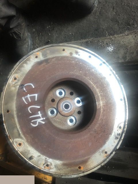 John Deere R502857 - Koło Zamachowe - גלגל תנופה עבור מכונה חקלאית: תמונה 2 John Deere R502857 - Koło Zamachowe - גלגל תנופה עבור מכונה חקלאית: תמונה 2