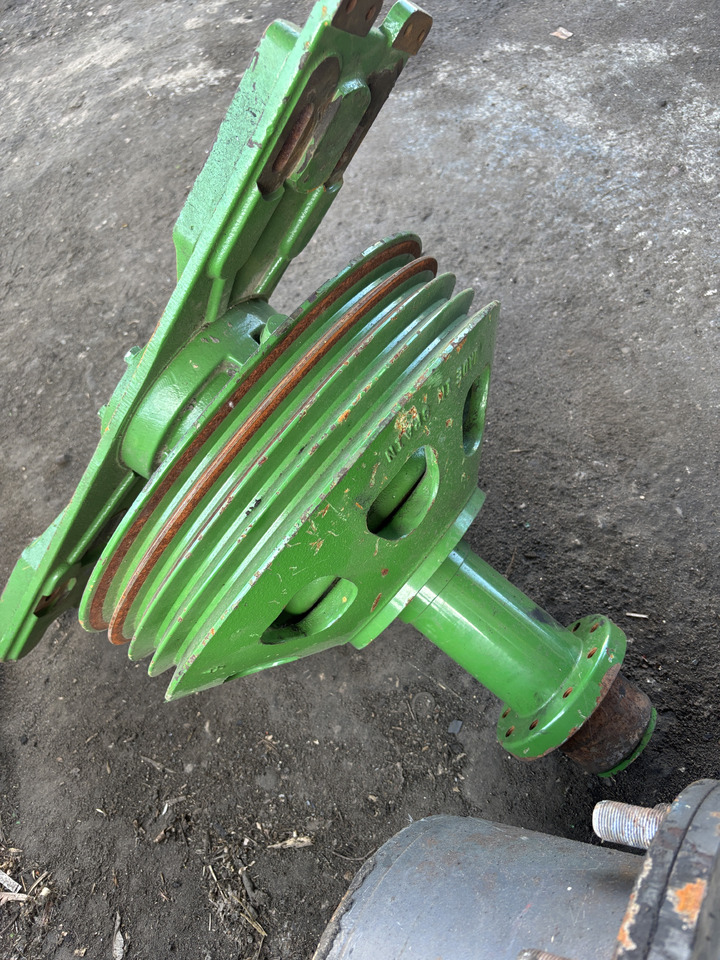 John Deere X9 1000 1100 - Front End Belt Drive Sheave, Fixed Speed W/ Clutch, LH - חגורה עבור מכונה חקלאית: תמונה 1 John Deere X9 1000 1100 - Front End Belt Drive Sheave, Fixed Speed W/ Clutch, LH - חגורה עבור מכונה חקלאית: תמונה 1