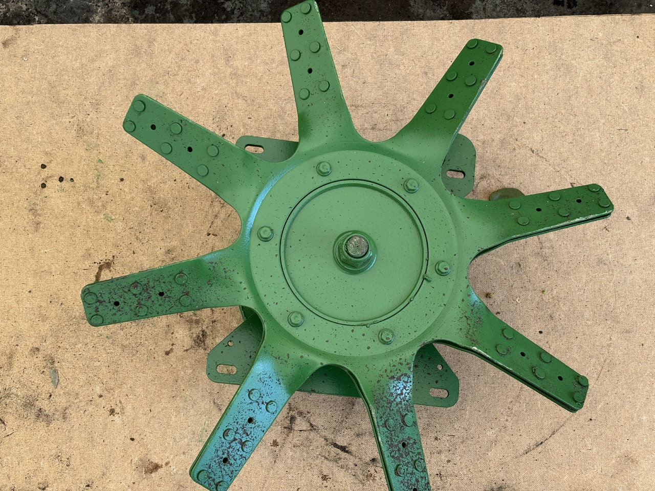 John Deere piasta + wiatrak wentylator fan H128327 - מאוורר עבור מכונה חקלאית: תמונה 5 John Deere piasta + wiatrak wentylator fan H128327 - מאוורר עבור מכונה חקלאית: תמונה 5