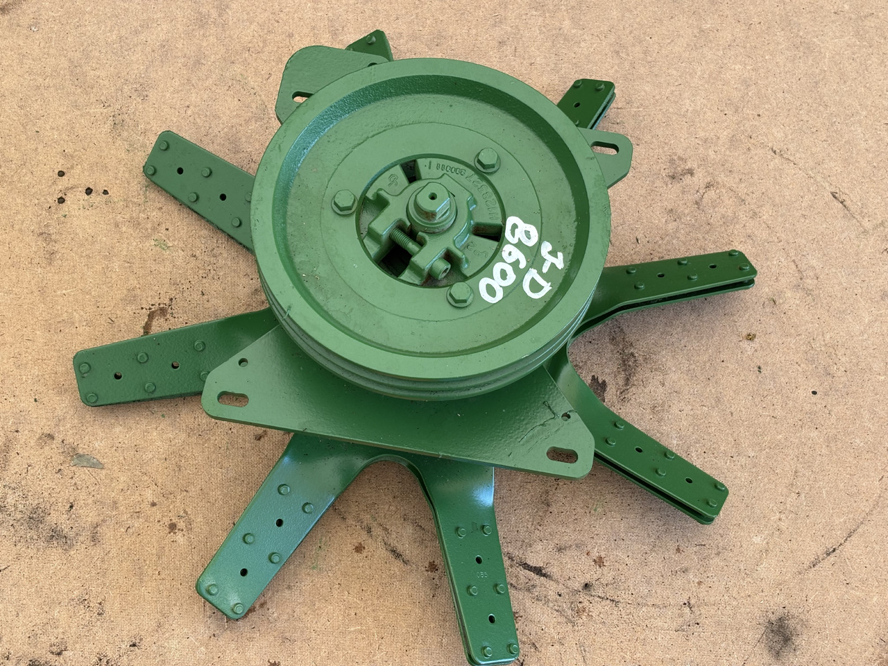 John Deere piasta + wiatrak wentylator fan H128327 - מאוורר עבור מכונה חקלאית: תמונה 1 John Deere piasta + wiatrak wentylator fan H128327 - מאוורר עבור מכונה חקלאית: תמונה 1