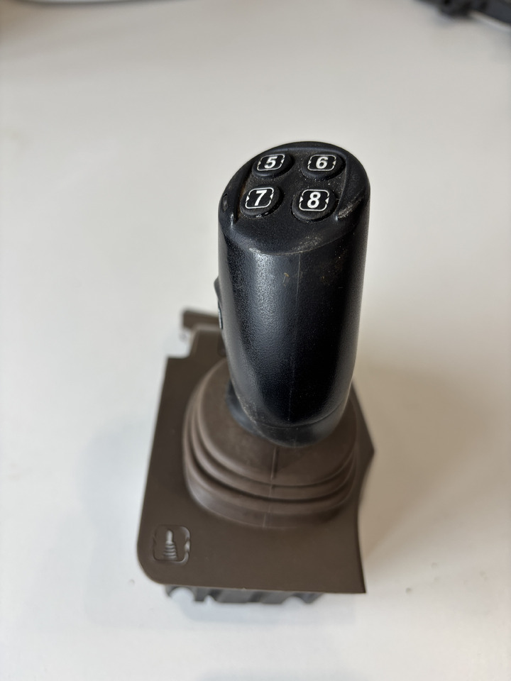 John Deere seria 6000 7000 8000 R - joystick 5-funkcyjny CommandARM RE573554 - ידית הילוכים עבור מכונה חקלאית: תמונה 2 John Deere seria 6000 7000 8000 R - joystick 5-funkcyjny CommandARM RE573554 - ידית הילוכים עבור מכונה חקלאית: תמונה 2