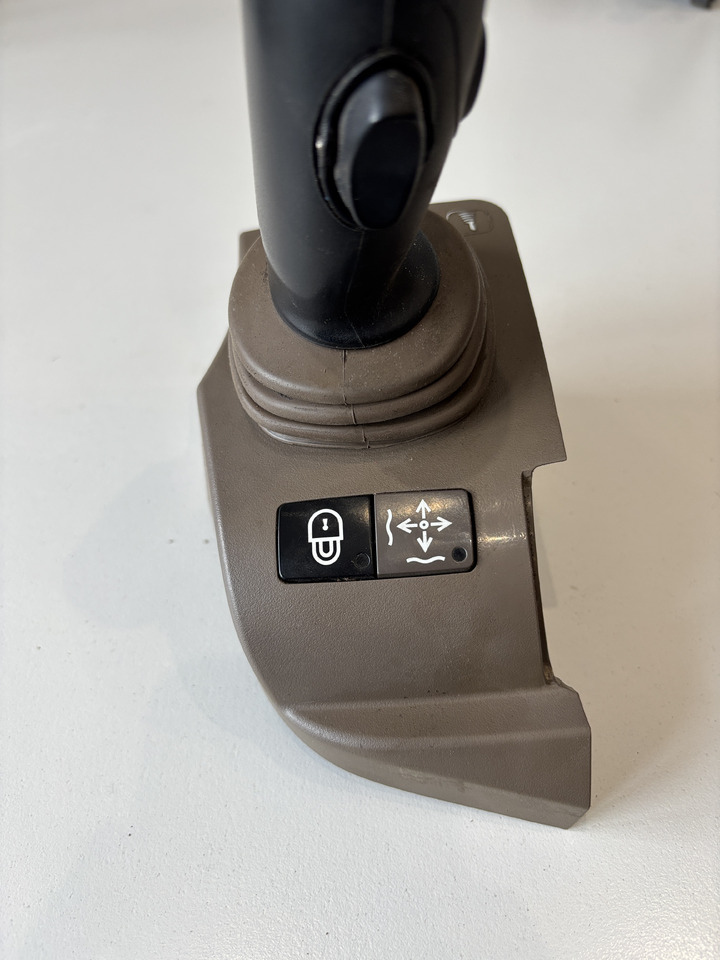 John Deere seria 6000 7000 8000 R - joystick 5-funkcyjny CommandARM RE573554 - ידית הילוכים עבור מכונה חקלאית: תמונה 3 John Deere seria 6000 7000 8000 R - joystick 5-funkcyjny CommandARM RE573554 - ידית הילוכים עבור מכונה חקלאית: תמונה 3