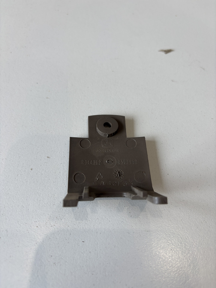 John Deere seria 6000 7000 8000 R - osłona mocowania wyświetlacza R344362 - תא ופנים הרכב עבור מכונה חקלאית: תמונה 2 John Deere seria 6000 7000 8000 R - osłona mocowania wyświetlacza R344362 - תא ופנים הרכב עבור מכונה חקלאית: תמונה 2