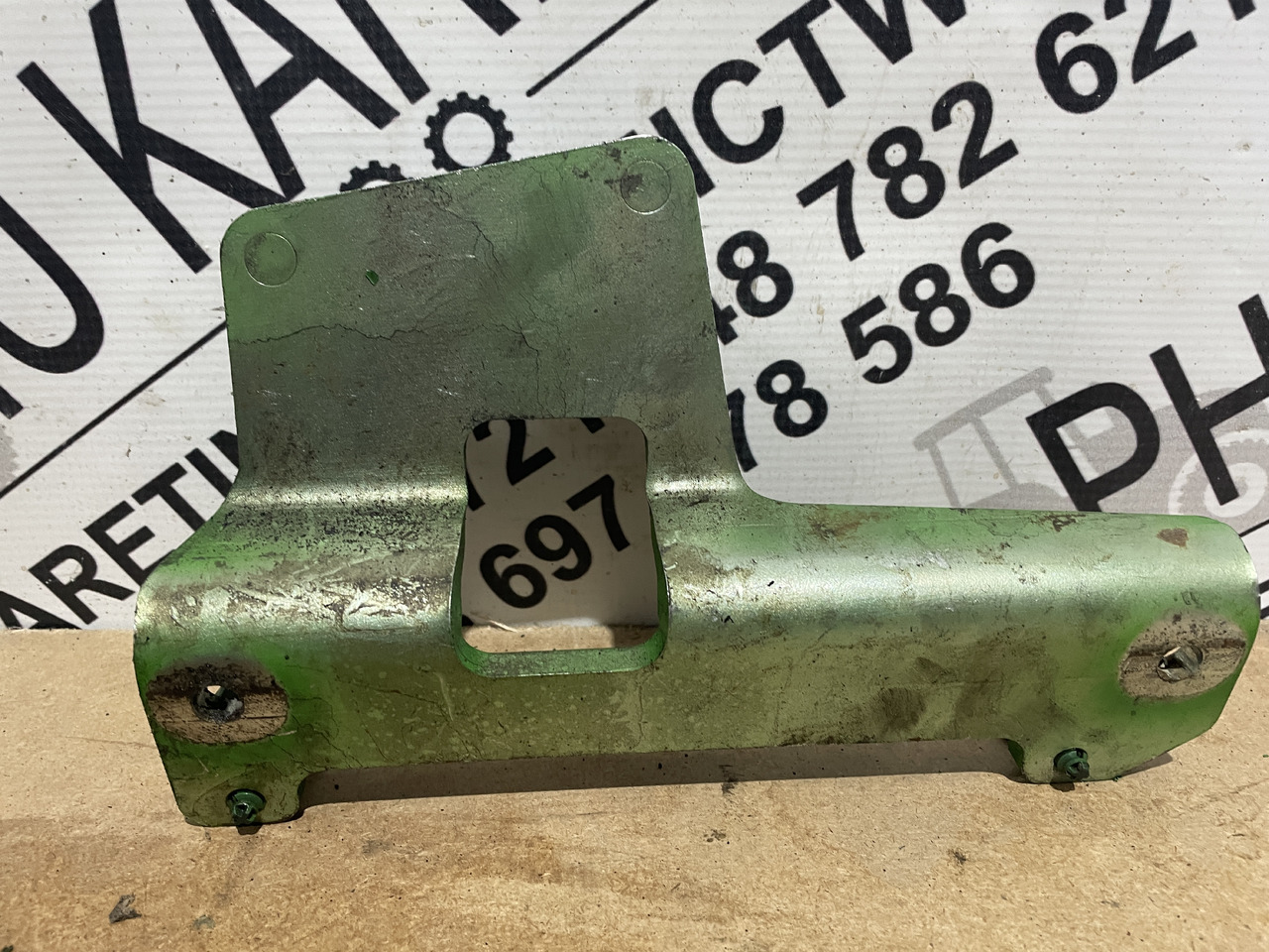 John Deere - uchwyt filtra paliwa RE567711 - מסנן דלק עבור מכונה חקלאית: תמונה 2 John Deere - uchwyt filtra paliwa RE567711 - מסנן דלק עבור מכונה חקלאית: תמונה 2