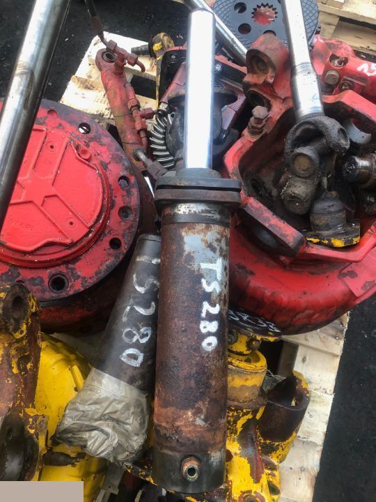 Matbro ts 280 - Siłownik Skrętu - צילינדר הידרולי עבור מכונה חקלאית: תמונה 1 Matbro ts 280 - Siłownik Skrętu - צילינדר הידרולי עבור מכונה חקלאית: תמונה 1