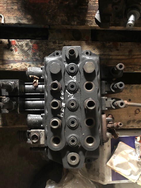 Merlo Rozdzielacz Hydrauliczny - שסתום הידרולי עבור מכונה חקלאית: תמונה 1 Merlo Rozdzielacz Hydrauliczny - שסתום הידרולי עבור מכונה חקלאית: תמונה 1