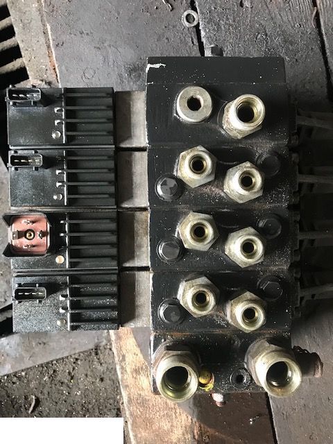 Sauer Danfoss - Rozdzielacz - שסתום הידרולי עבור מכונה חקלאית: תמונה 1 Sauer Danfoss - Rozdzielacz - שסתום הידרולי עבור מכונה חקלאית: תמונה 1
