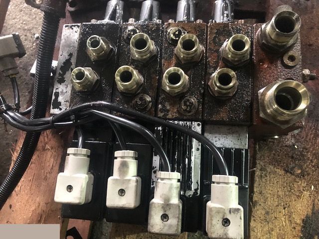 Sauer Danfoss Rozdzielacz - שסתום הידרולי עבור מכונה חקלאית: תמונה 1 Sauer Danfoss Rozdzielacz - שסתום הידרולי עבור מכונה חקלאית: תמונה 1