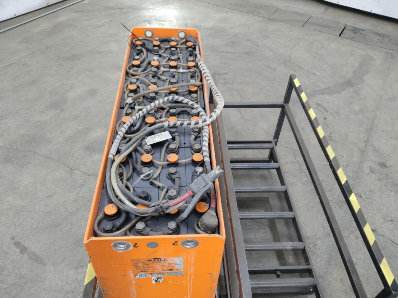 MIDAC Battery & changing rack - מצבר עבור ציוד לטיפול בחומרים: תמונה 5 MIDAC Battery & changing rack - מצבר עבור ציוד לטיפול בחומרים: תמונה 5