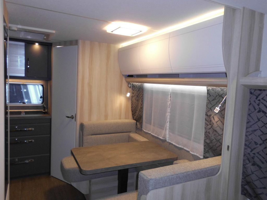 חָדָשׁ קרוואן נגרר Hobby De Luxe 460 SFf 2025 AUTARK FBH 1500kg. +++ Hobby De Luxe 460 SFf mit Extras, Lagerabverkauf: תמונה 19
