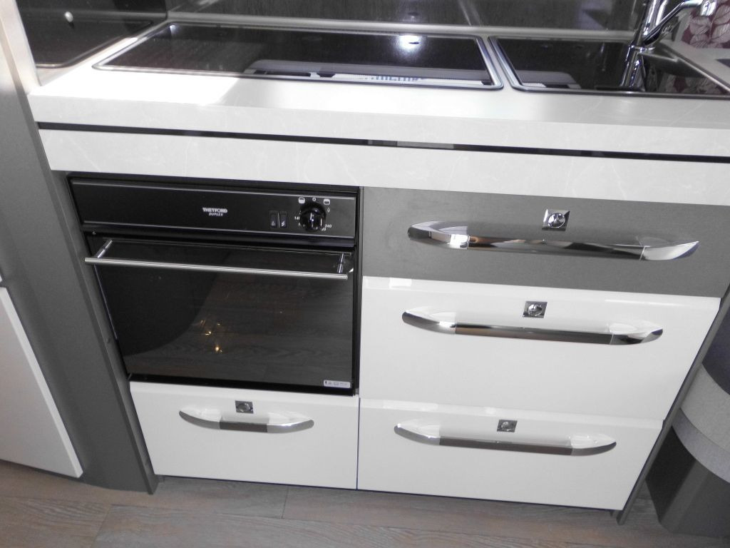 קרוואן נגרר Hobby Excellent 495 WFB Mover, Autark,Combi6E Backofen: תמונה 14 קרוואן נגרר Hobby Excellent 495 WFB Mover, Autark,Combi6E Backofen: תמונה 14