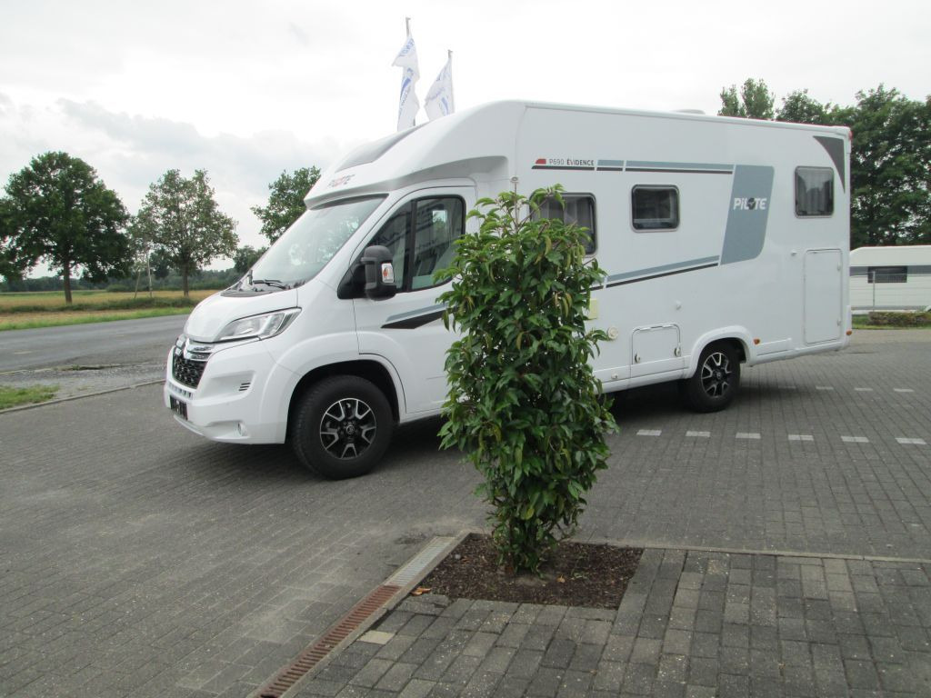 Pilote Pacific P690GJ Evidence Markise SAT Fahrradträge - רכב ממונע חצי-משולב: תמונה 3 Pilote Pacific P690GJ Evidence Markise SAT Fahrradträge - רכב ממונע חצי-משולב: תמונה 3