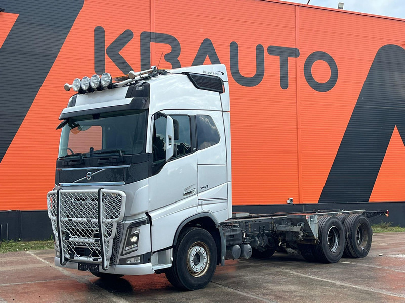 Volvo FH 750 6x4 CHASSIS L=6970 / RETARDER / PTO / TANDEM AXLE LIFT - משאית עם שלדת תא: תמונה 1 Volvo FH 750 6x4 CHASSIS L=6970 / RETARDER / PTO / TANDEM AXLE LIFT - משאית עם שלדת תא: תמונה 1