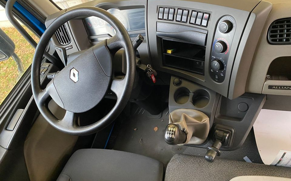 Interior photo 2: משאית וילונות צד Renault 10.180 DXI MIDLUM MANUAL E5 BURTOFIRANA WINDA Interior photo 2: משאית וילונות צד Renault 10.180 DXI MIDLUM MANUAL E5 BURTOFIRANA WINDA