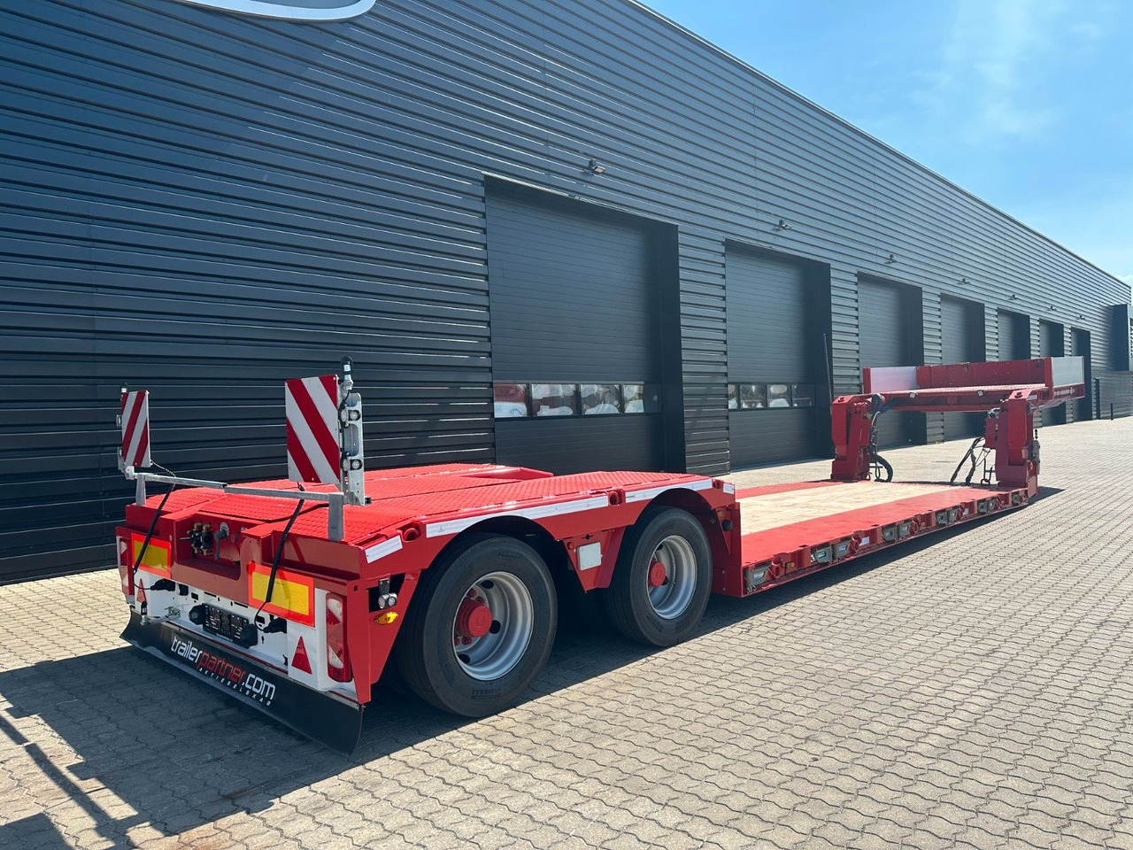 Faymonville Megamax 2 achs tiefbett / Neu Lackiert Faymonville Megamax 2 achs tiefbett / Neu Lackiert - סמיטריילר עם מטען נמוך: תמונה 2 Faymonville Megamax 2 achs tiefbett / Neu Lackiert Faymonville Megamax 2 achs tiefbett / Neu Lackiert - סמיטריילר עם מטען נמוך: תמונה 2