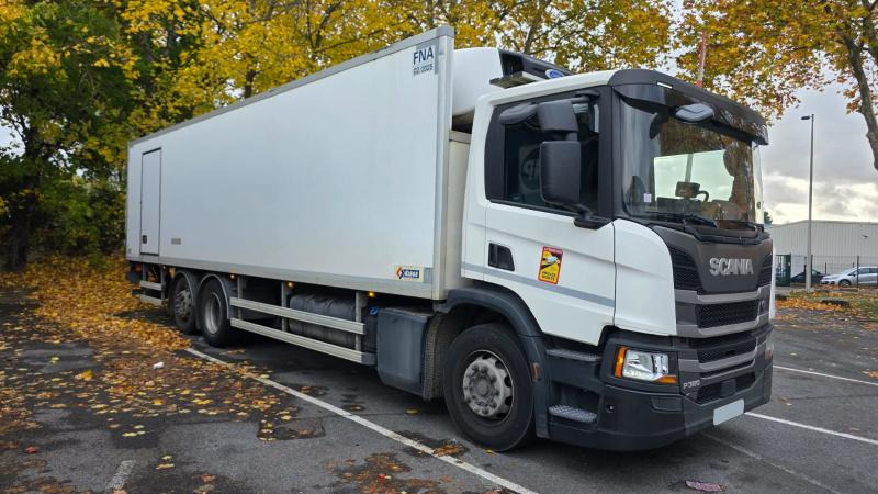 Scania P 320 - משאית קירור: תמונה 1 Scania P 320 - משאית קירור: תמונה 1