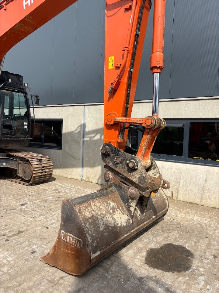 מחפר סורק Hitachi ZX 210 LC-6: תמונה 12