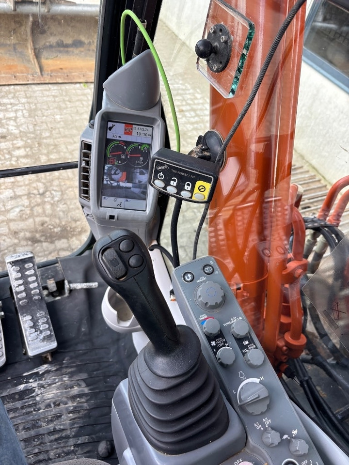 מחפר סורק Hitachi ZX 210 LC-6: תמונה 17