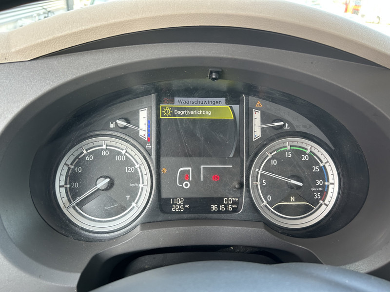 DAF LF 210 FA / 12 Ton / 361 dkm / Curtainside / Loadlift / NL Truck - משאית וילונות צד: תמונה 4 DAF LF 210 FA / 12 Ton / 361 dkm / Curtainside / Loadlift / NL Truck - משאית וילונות צד: תמונה 4