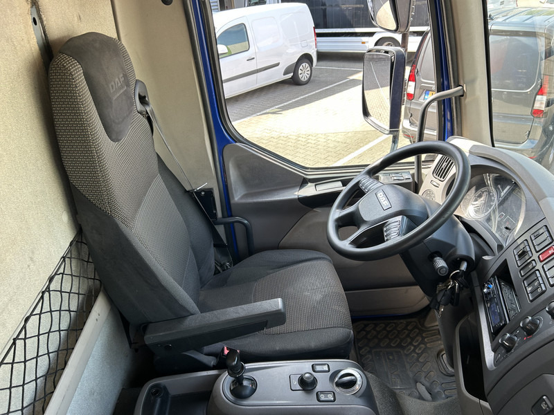 DAF LF 210 FA / 12 Ton / 361 dkm / Curtainside / Loadlift / NL Truck - משאית וילונות צד: תמונה 3 DAF LF 210 FA / 12 Ton / 361 dkm / Curtainside / Loadlift / NL Truck - משאית וילונות צד: תמונה 3
