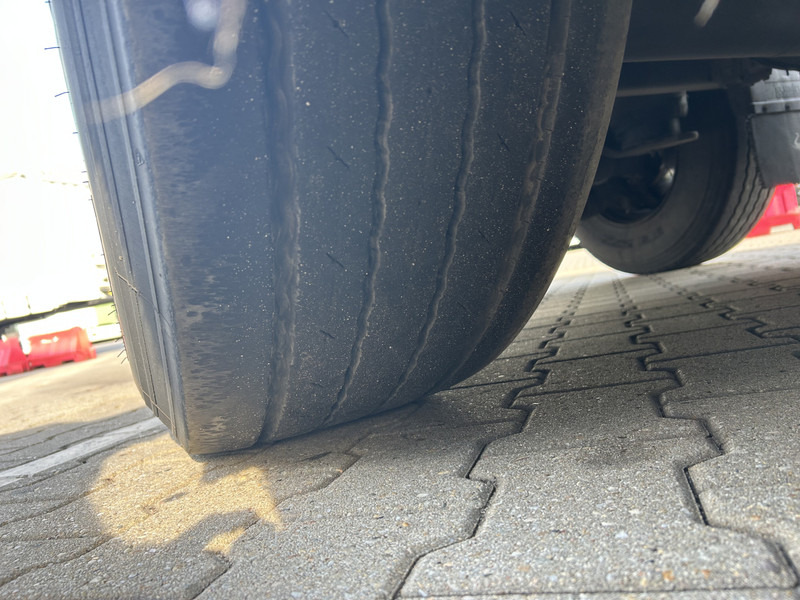 סמיטריילר בתיבה סגורה Schmitz Cargobull SCB S3B / Box / Loadlift / 2x Liftas / APK 03-26: תמונה 13