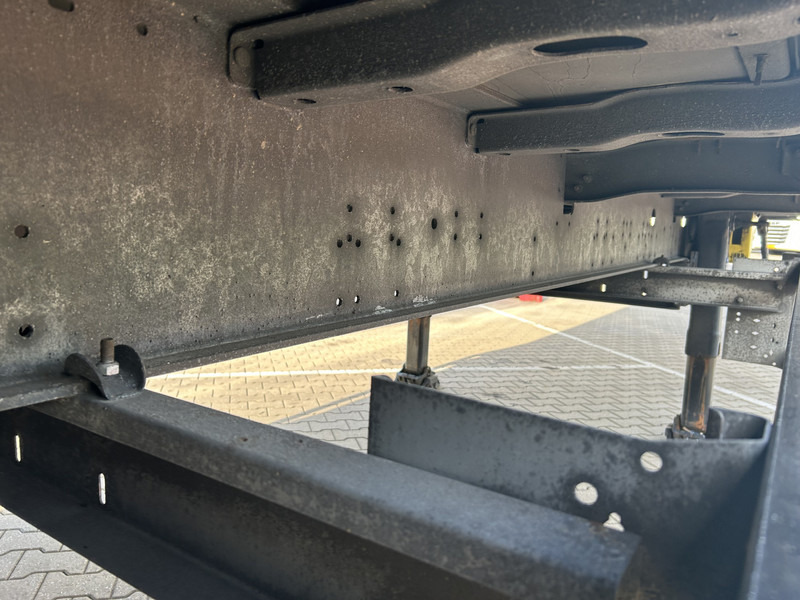 סמיטריילר בתיבה סגורה Schmitz Cargobull SCB S3B / Box / Loadlift / 2x Liftas / APK 03-26: תמונה 9