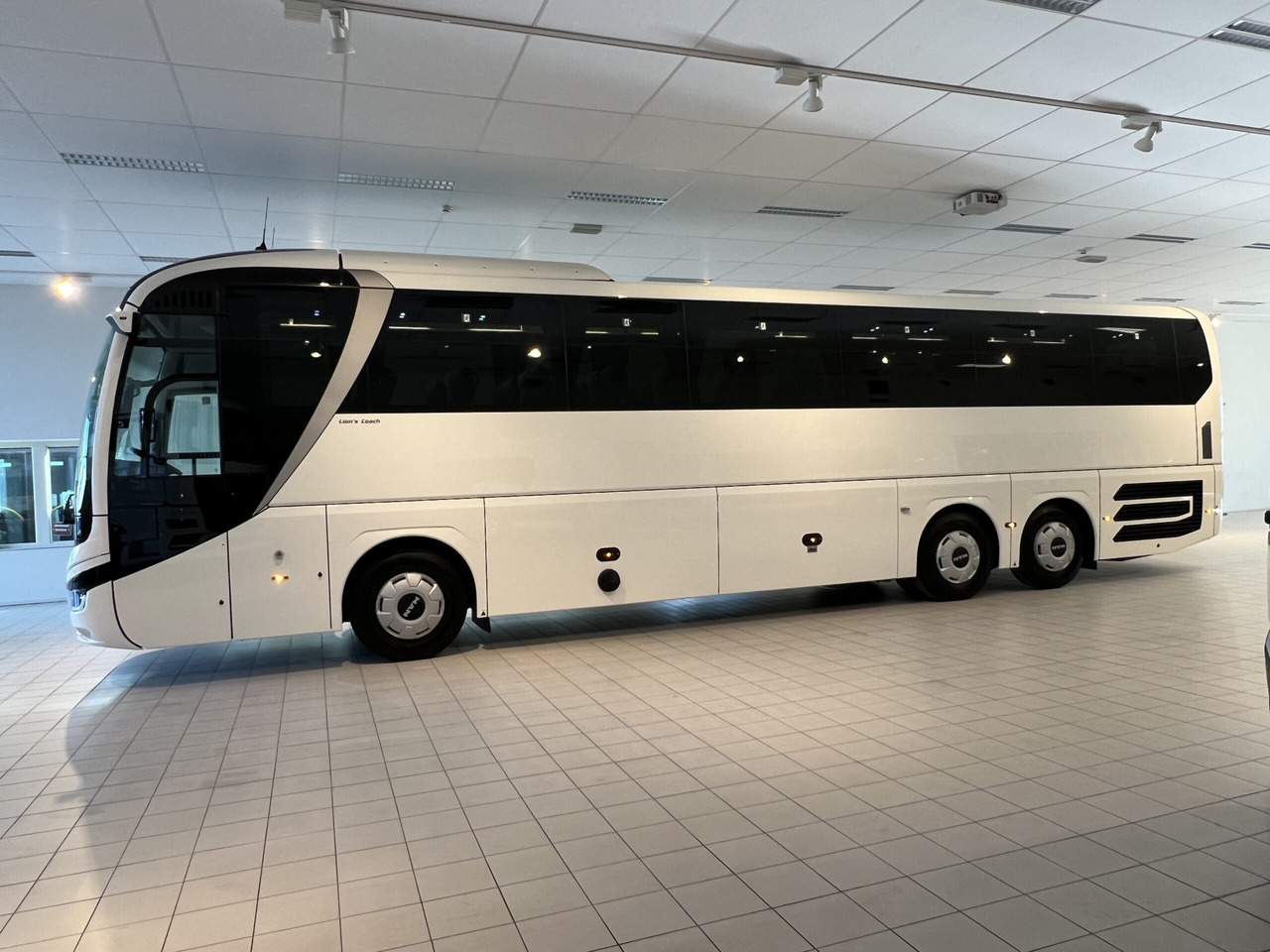 MAN Lions Coach R09 Euro 6E (Dark Edition) - אוטובוס בין עירוני: תמונה 4 MAN Lions Coach R09 Euro 6E (Dark Edition) - אוטובוס בין עירוני: תמונה 4