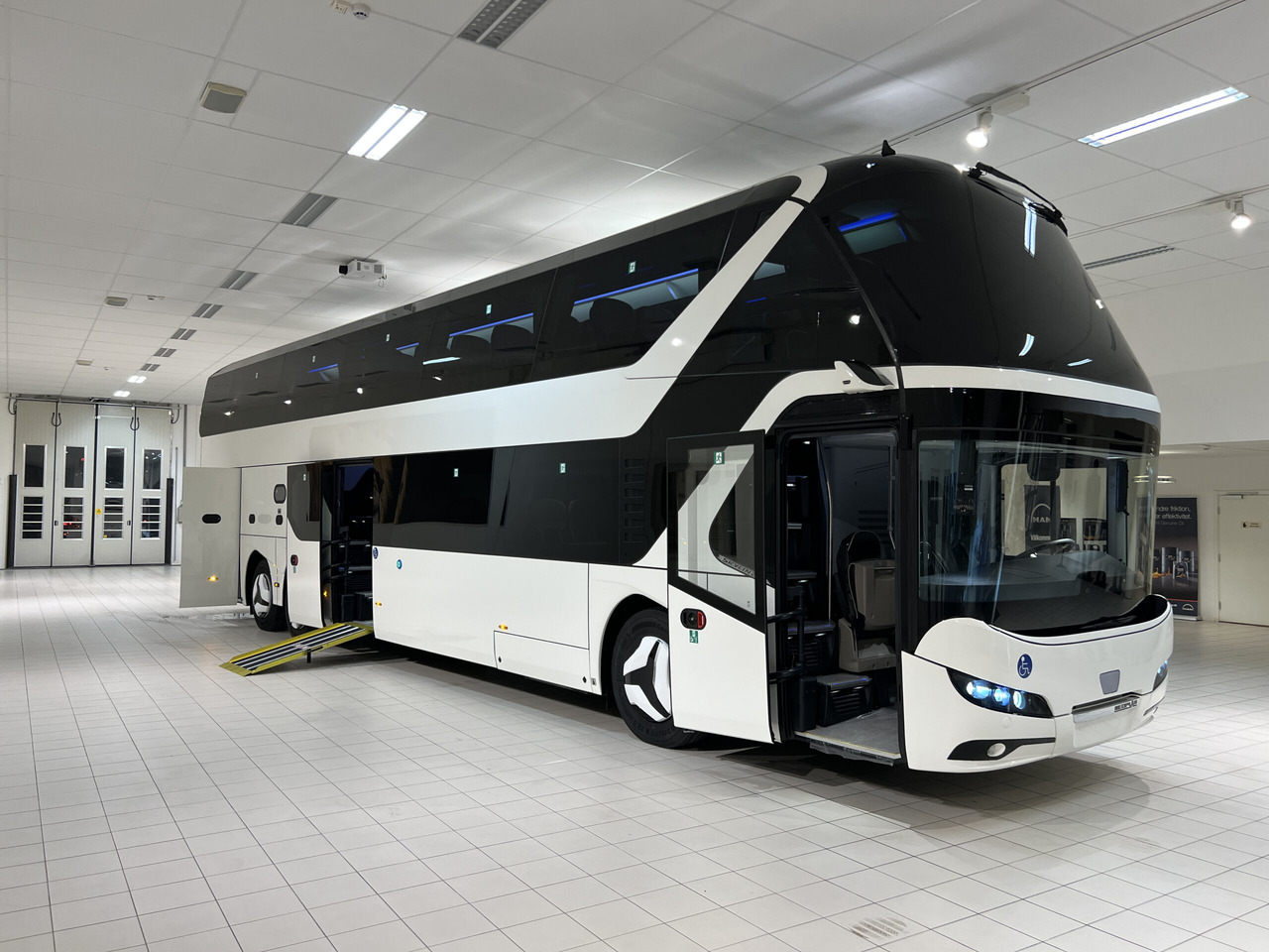 NEOPLAN SKYLINER P06 Euro 6E V.I.P / Exclusive Class (Dark Edition) - אוטובוס בין עירוני: תמונה 1 NEOPLAN SKYLINER P06 Euro 6E V.I.P / Exclusive Class (Dark Edition) - אוטובוס בין עירוני: תמונה 1