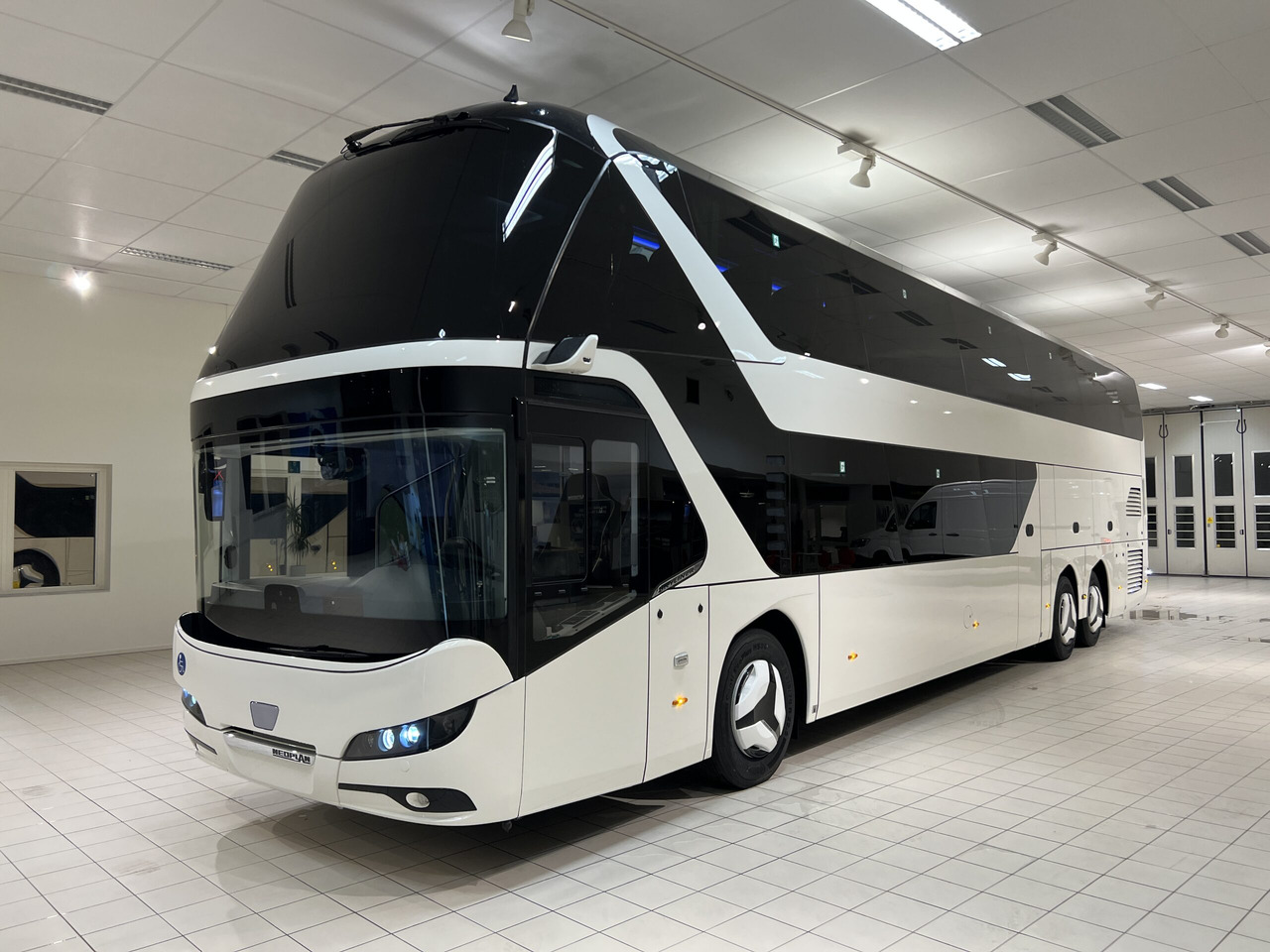 NEOPLAN SKYLINER P06 Euro 6E V.I.P / Exclusive Class (Dark Edition) - אוטובוס בין עירוני: תמונה 2 NEOPLAN SKYLINER P06 Euro 6E V.I.P / Exclusive Class (Dark Edition) - אוטובוס בין עירוני: תמונה 2