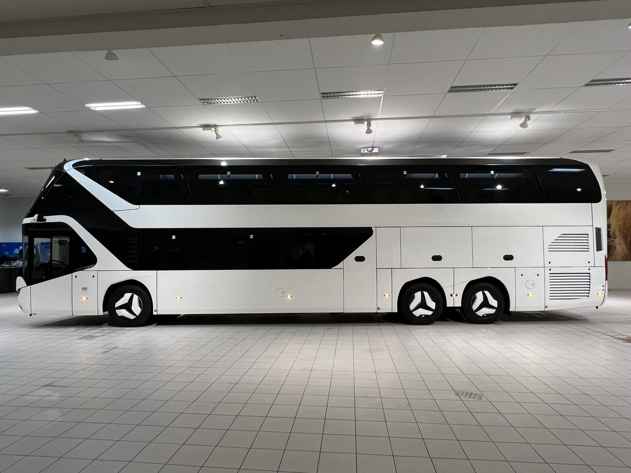 NEOPLAN SKYLINER P06 Euro 6E V.I.P / Exclusive Class (Dark Edition) - אוטובוס בין עירוני: תמונה 3 NEOPLAN SKYLINER P06 Euro 6E V.I.P / Exclusive Class (Dark Edition) - אוטובוס בין עירוני: תמונה 3