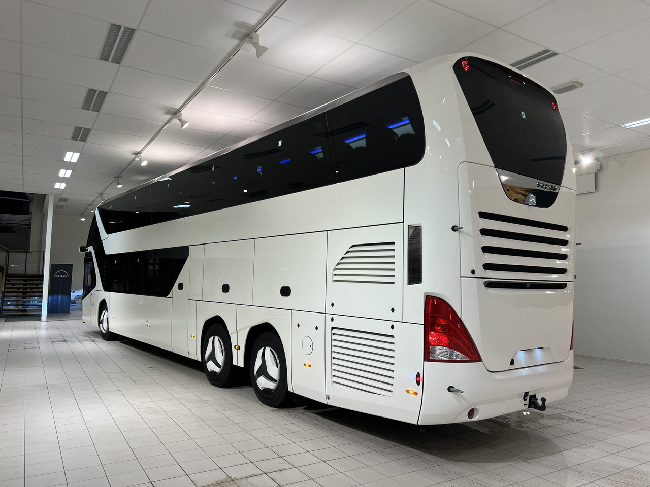 NEOPLAN SKYLINER P06 Euro 6E V.I.P / Exclusive Class (Dark Edition) - אוטובוס בין עירוני: תמונה 4 NEOPLAN SKYLINER P06 Euro 6E V.I.P / Exclusive Class (Dark Edition) - אוטובוס בין עירוני: תמונה 4