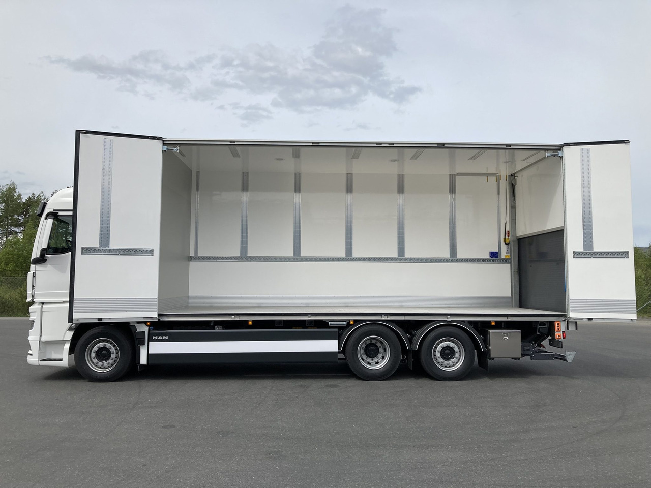 משאית משקאות TGX 26.510 6×2-4 Fjärrbil Skåp PLS: תמונה 8