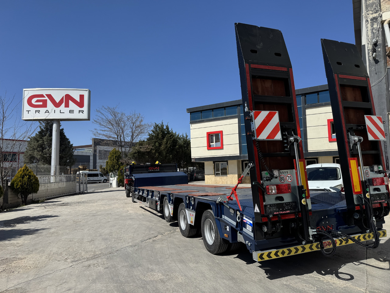 GVN Trailer 4 AXLE LOWBED - סמיטריילר עם מטען נמוך: תמונה 1 GVN Trailer 4 AXLE LOWBED - סמיטריילר עם מטען נמוך: תמונה 1