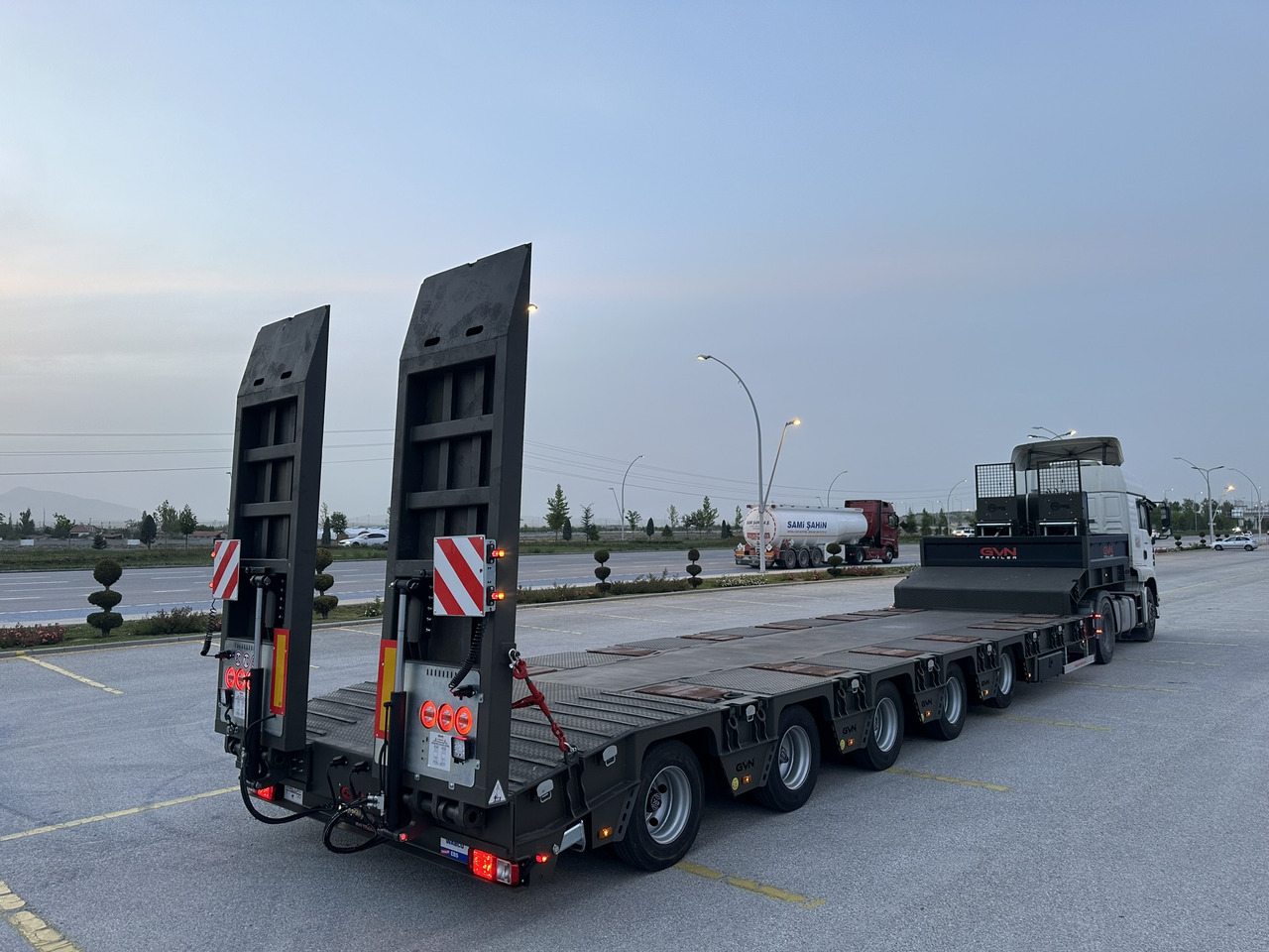 GVN Trailer 5 AXLE LOWBED - סמיטריילר עם מטען נמוך: תמונה 1 GVN Trailer 5 AXLE LOWBED - סמיטריילר עם מטען נמוך: תמונה 1